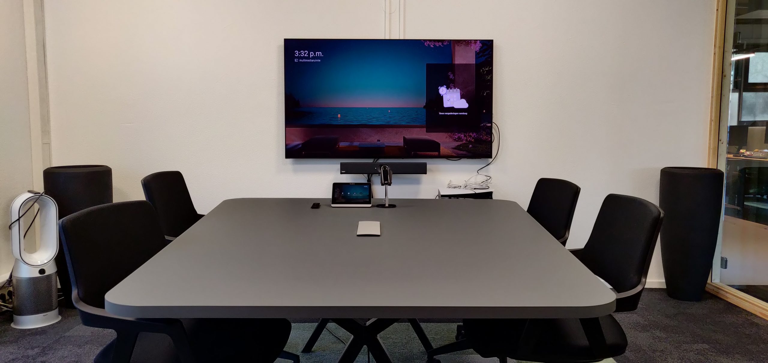 vergadertafel op maat met presenatietechniek